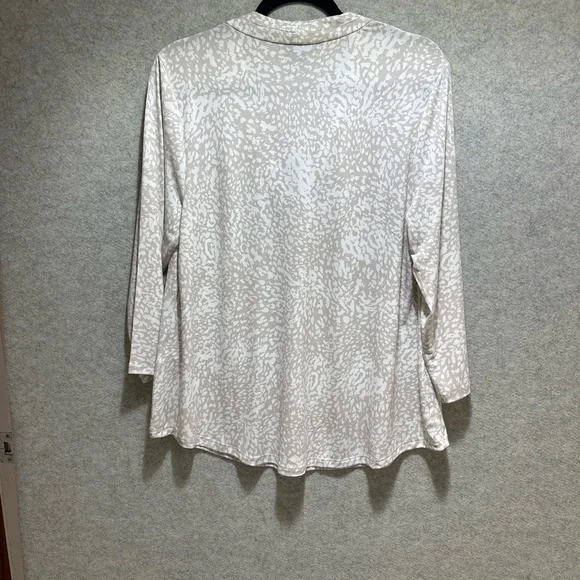 JM Collection Cream Textured V-Neck Blouse - Picture 3 of 5